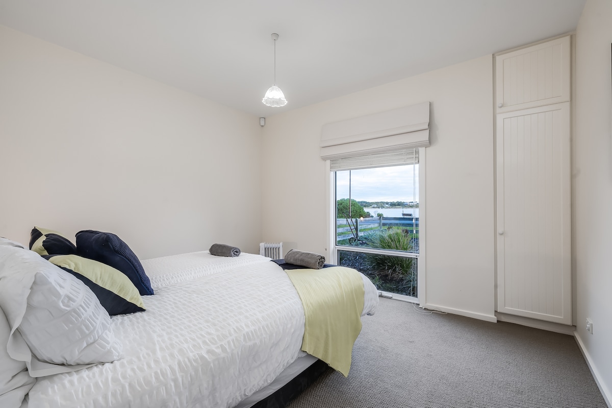 Dormitorio 3 con 2 camas individuales tamaño king y vistas al agua