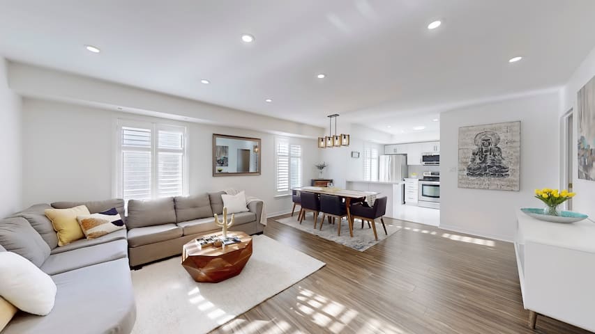 4 Br & 2.5 Bath, Free parking. Elegant Townhouse