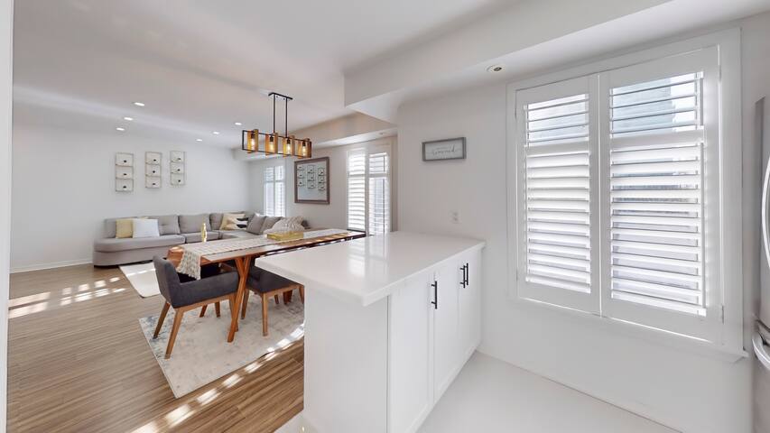 4 Br & 2.5 Bath, Free parking. Elegant Townhouse gallery image 3