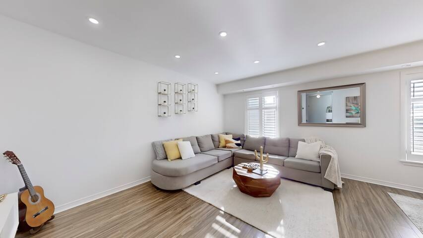 4 Br & 2.5 Bath, Free parking. Elegant Townhouse gallery image 2