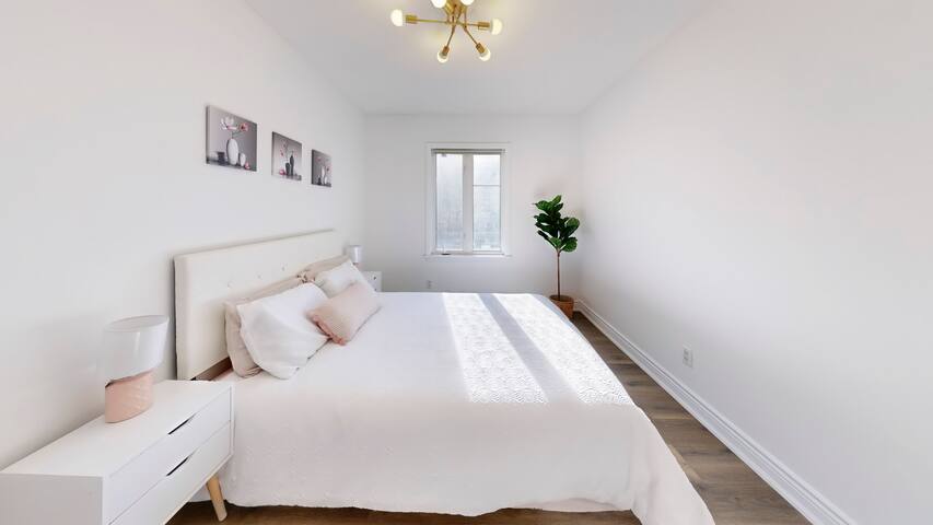 4 Br & 2.5 Bath, Free parking. Elegant Townhouse gallery image 5