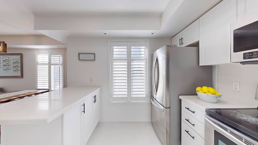 4 Br & 2.5 Bath, Free parking. Elegant Townhouse gallery image 4