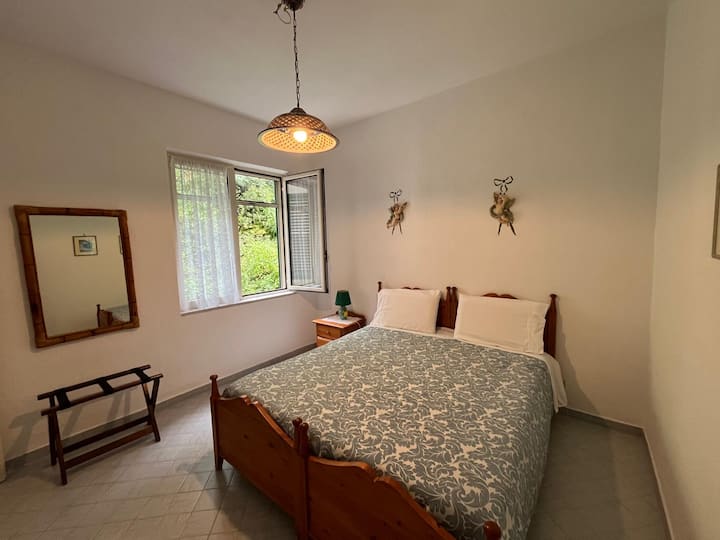 Bed room / 2 single beds or combine into one kind bed