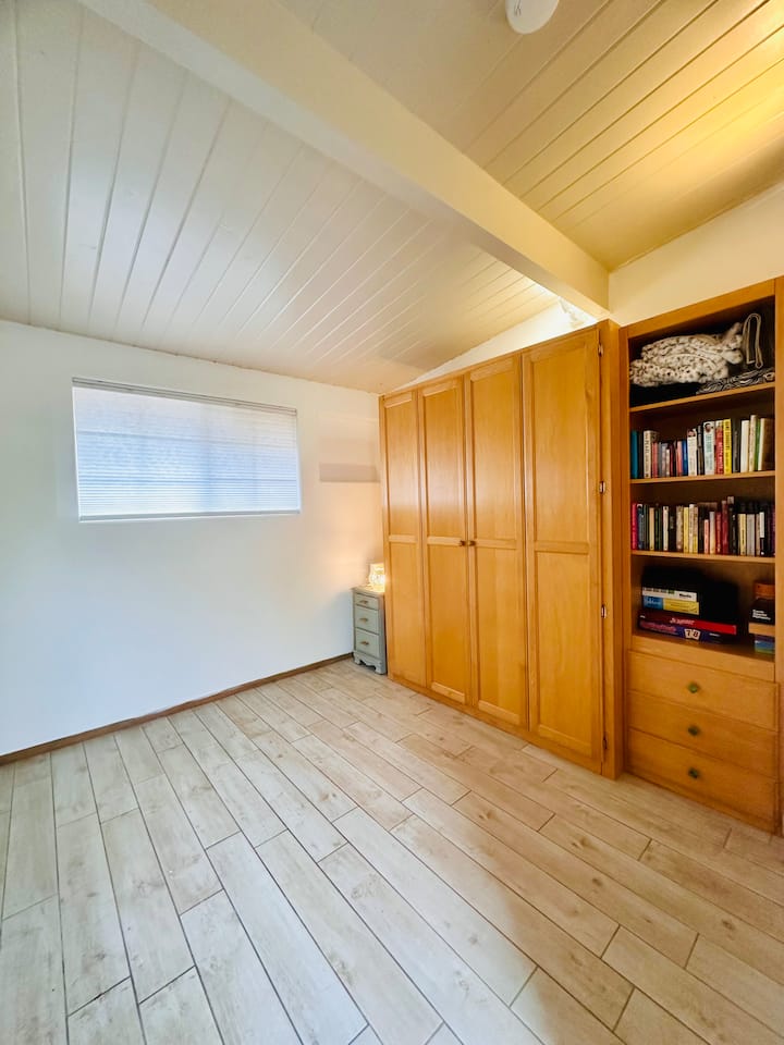 Cama Murphy, tamaño queen, que permite un tercer dormitorio u oficina, o habitación para bebés dependiendo de tus necesidades.  Haz las maletas y juega en el armario.