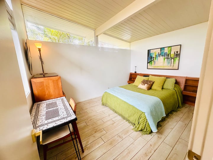 Cama tamaño queen con colchón de espuma viscoelástica, cómoda y armario, además de un bonito escritorio.