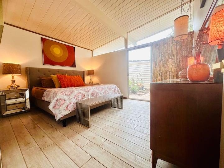 Dormitorio principal con puertas correderas en el patio trasero muy grande y seguro.  Mucho armario y vestidor para estancias más largas.