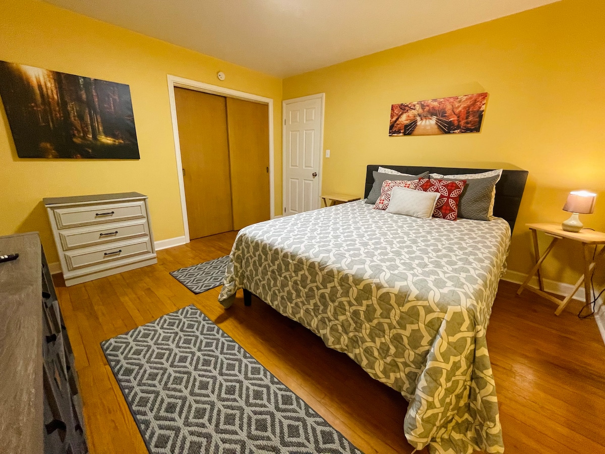 电视（有本地和流媒体频道）、衣物和存放物品的梳妆台、可调节的头顶照明和标准双人床