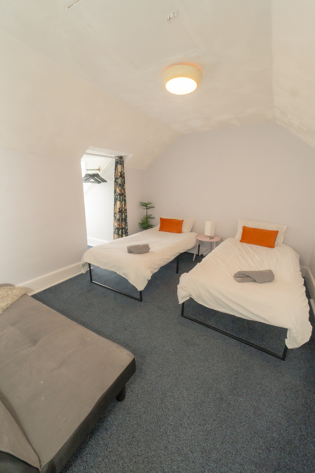 Può ospitare fino a 3 persone: può essere configurato come singolo o super king