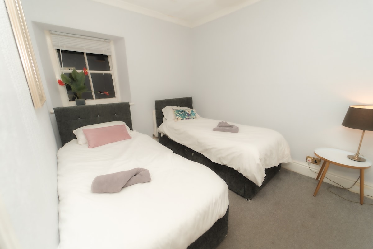 Camera da letto al piano terra - può ospitare fino a 3 persone, può essere allestita come singola o super king