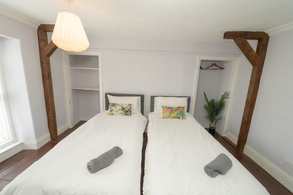 Può ospitare fino a 4 persone, con letti singoli o super king.