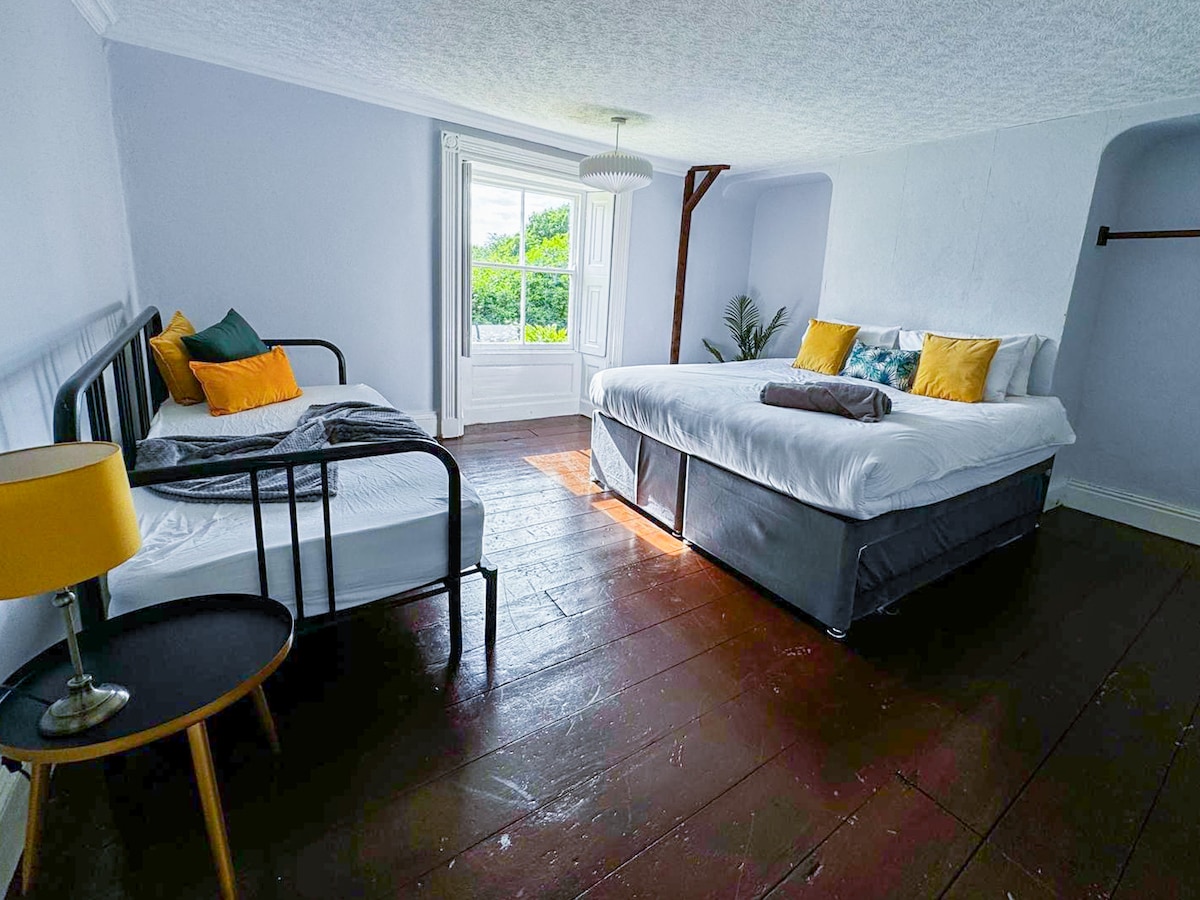 Può ospitare fino a 5 persone, può essere configurato come singolo o super king