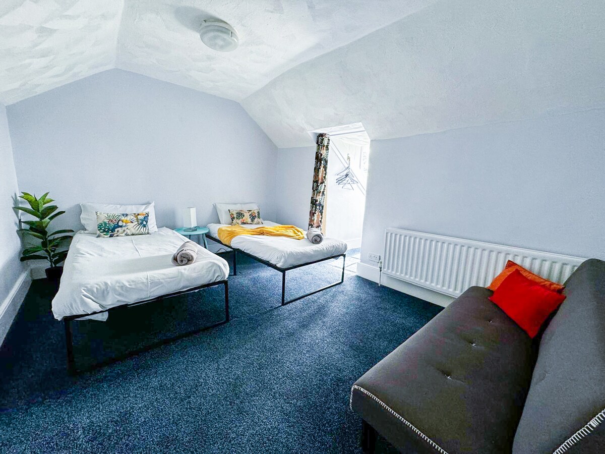 La camera da letto 1 può ospitare fino a 3 persone e può essere configurata con letti singoli o super king-size