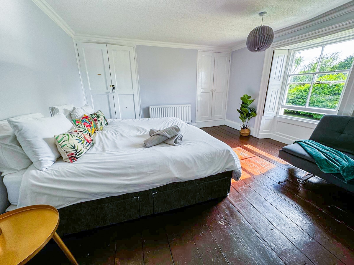 Può ospitare fino a 4 persone, con letti singoli o super king.