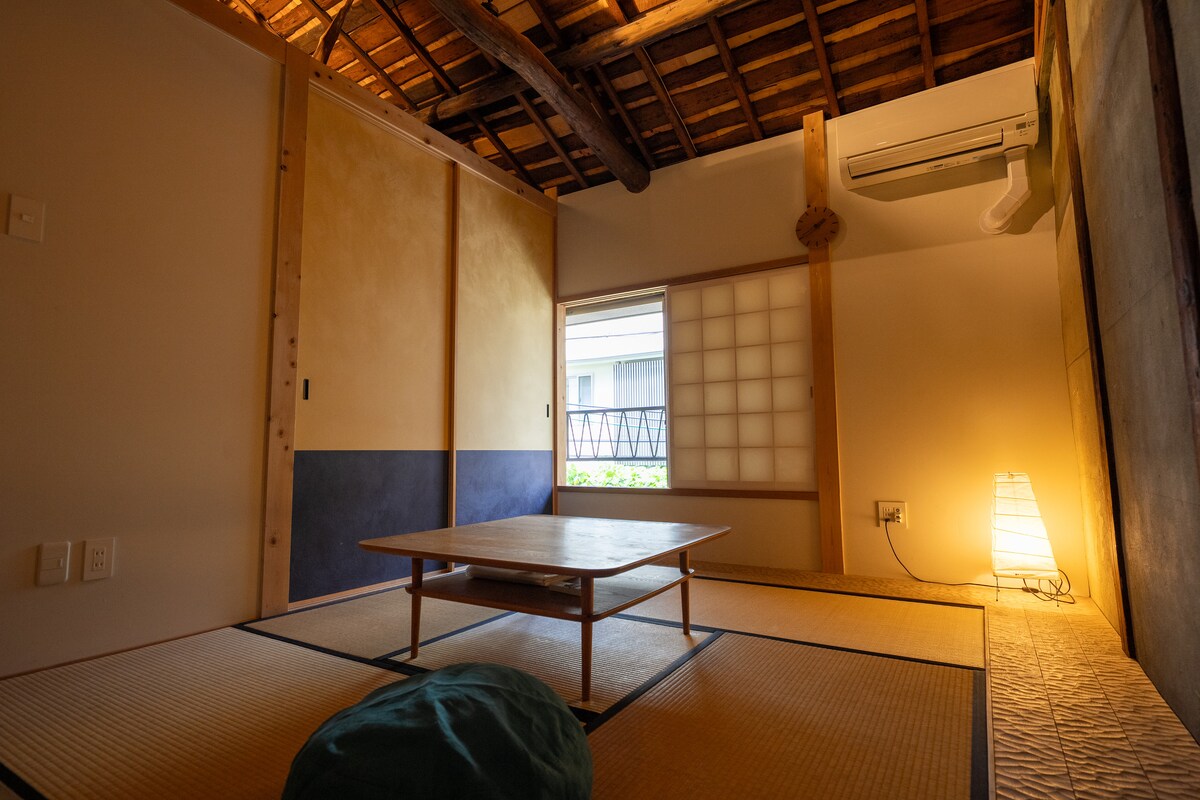 على الجانب الآخر من الشاشة المنزلقة "شوجي" اليابانية التقليدية، يوجد مقهى "هود" الأكثر شعبية في المدينة. كما أنها تحظى بشعبية كبيرة لدى ضيوف BIO!!