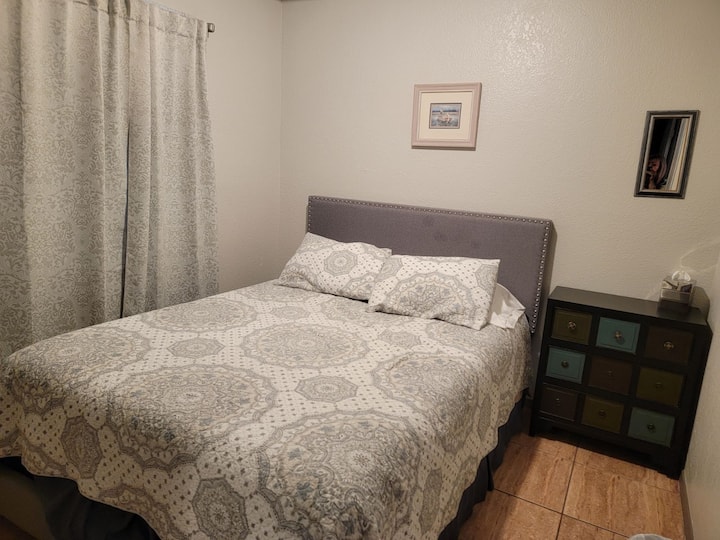 חדר שינה מס '1 לאורחים מציע חלל נעים ומזמין עם מיטת קווין סייז נוחה, עיצוב מודרני ואור טבעי חם. חדר מסוגנן זה, מושלם לשינה נינוחה בלילה, מספק מקום מפלט שליו לאורחים במהלך שהותם באל פאסו.