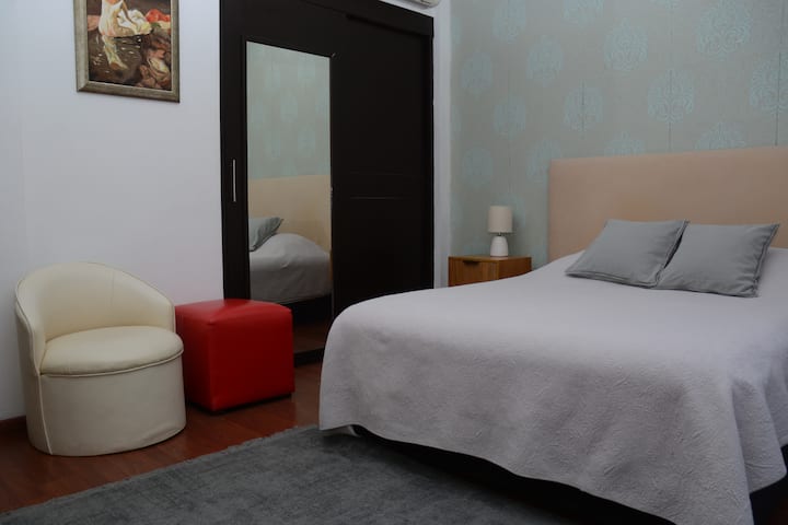 Schlafzimmer 1
