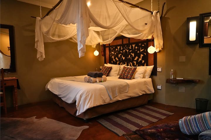 Დაისვენეთ დიდი ხნის შემდეგ პროფესიონალურად გაწმენდილი თეთრეული ლუქს-კლასის საწოლზე, რომ უზრუნველყოთ სრული კომფორტი და მშვიდი ძილი.