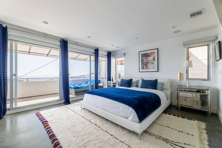 Luxurious, Hollywood Hills Modern Home with Views! gallery image 3