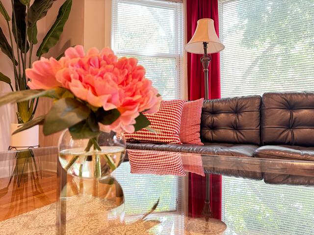 Spacious 3600 SQ Ft. Home next to Park & Transit gallery image 2