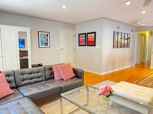 Spacious 3600 SQ Ft. Home next to Park & Transit gallery image 4