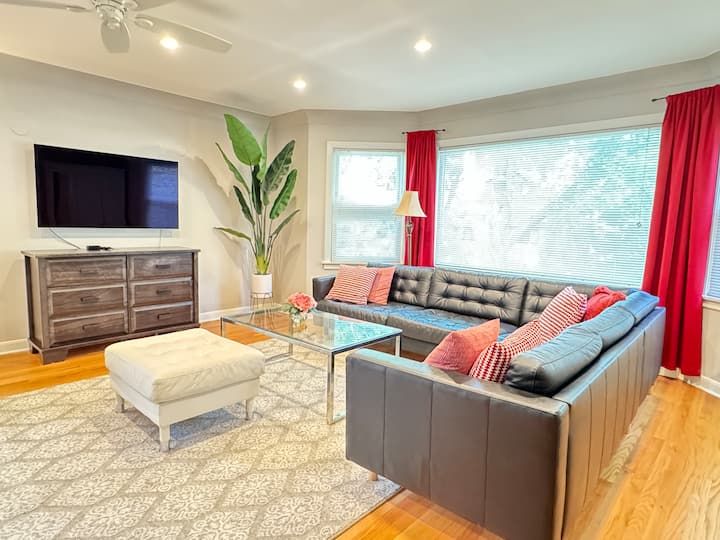Spacious 3600 Sq Ft. Home Next To Park & Transit - Chicago, IL