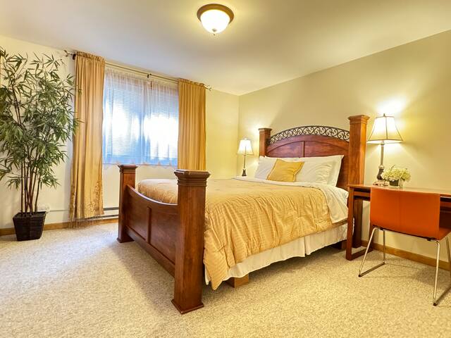 Spacious 3600 SQ Ft. Home next to Park & Transit gallery image 5