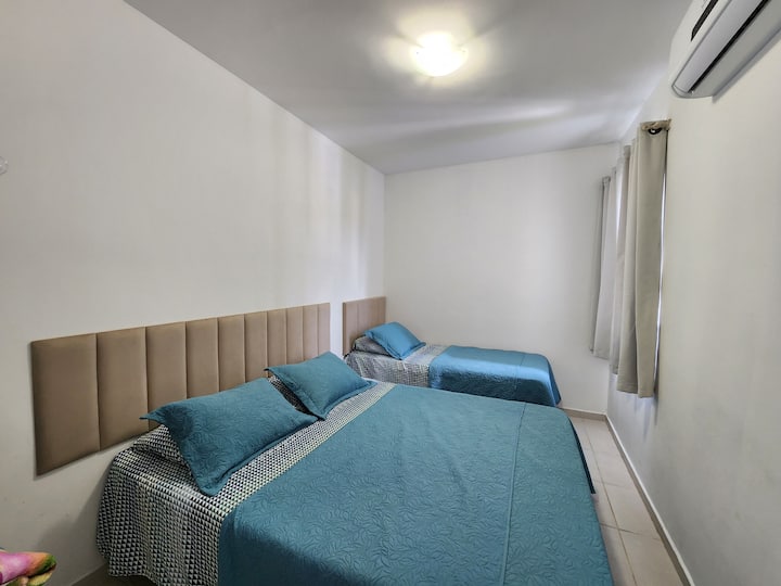 Habitación de invitados con 1 cómoda cama queen y 1 cama individual con una cama auxiliar (para el sexto huésped). Aire acondicionado Dispomos Split 9000Btus, cortinas de luz y pantalla protectora en las ventanas.