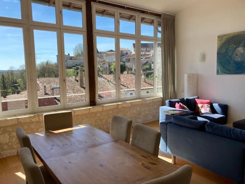 Centre Aubeterre, great views, aircon, wifi