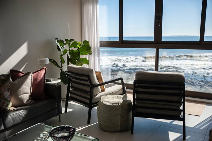 Beach Front Apartment – Mouille Point gallery image 4