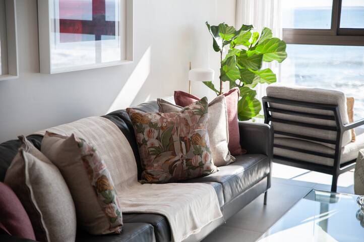 Beach Front Apartment – Mouille Point gallery image 2