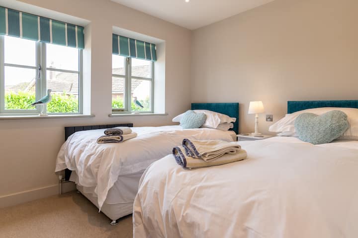 Chambre bleu sarcelle avec deux lits simples