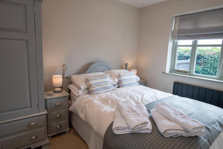 Chambre avec lit double de 4 pieds et 6"