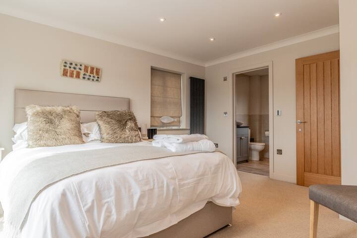 Chambre Kittiwake avec lit king size et salle de douche avec salle de bains privative