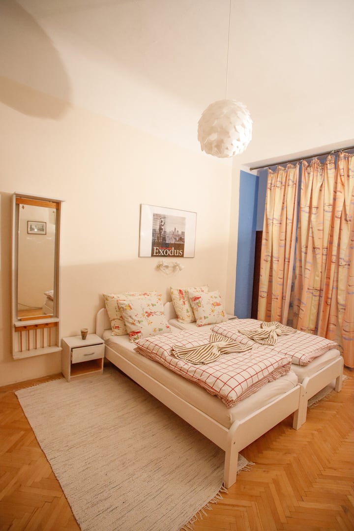 Във входната зона на стаята има две единични легла, отделени от всекидневната със завеса. Стаята разполага с общо 35 м2