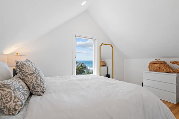 ห้องนอนชั้นบนพร้อมวิวและเตียงควีนไซส์