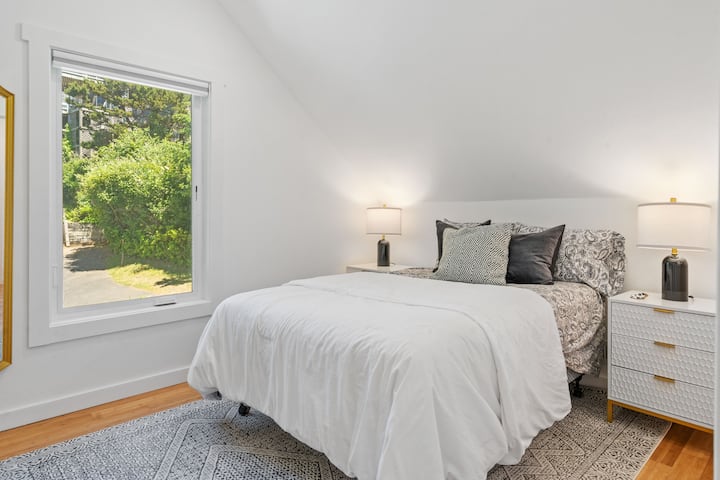 ห้องนอนชั้นบนที่ 2 เตียงขนาดใหญ่