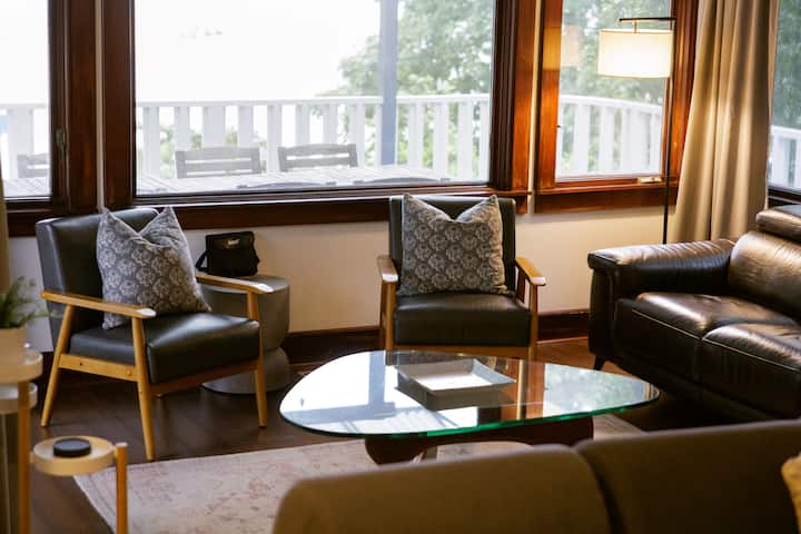Downtown Lake Monona Haven | Sups, Hot Tub & Sauna - Madison, WI
