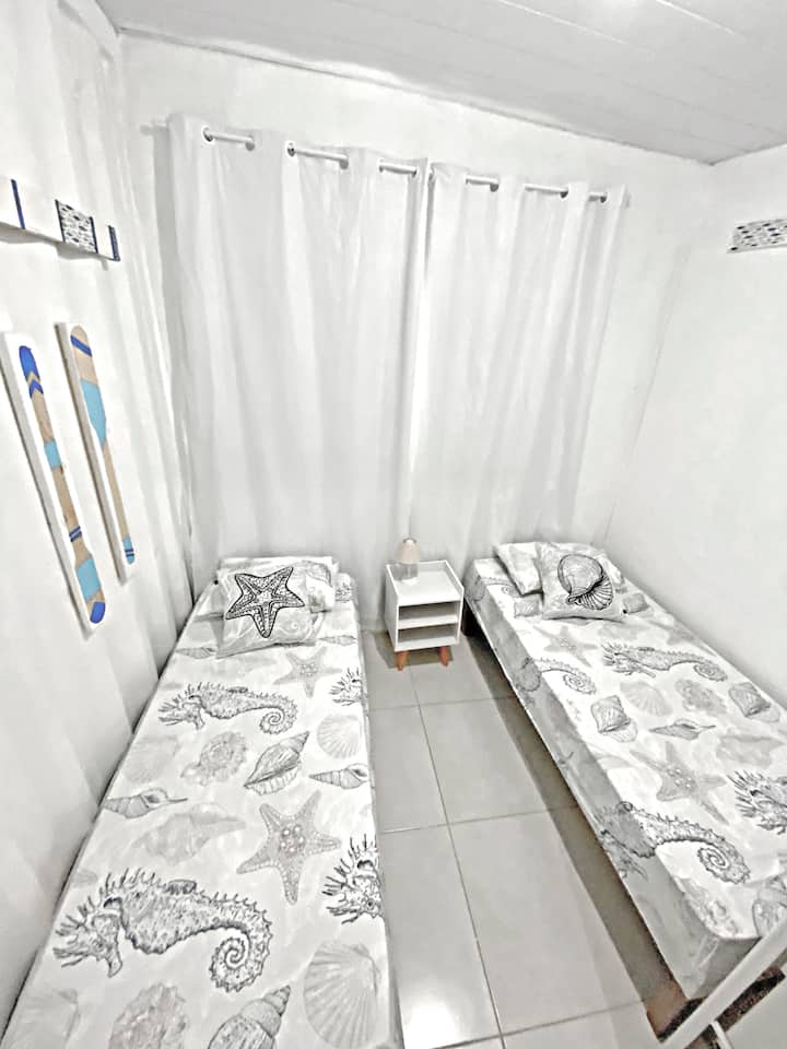 Single beds that can be leaned so that two people sleep together (couple).