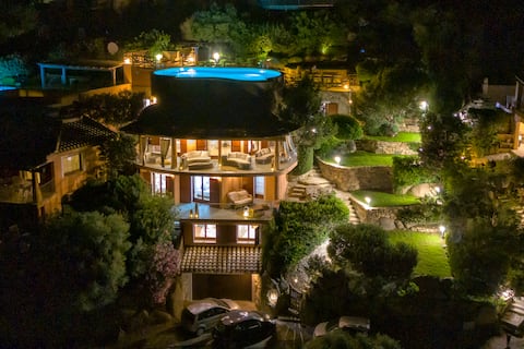 Villa Gemma with infinity pool in front of the sea