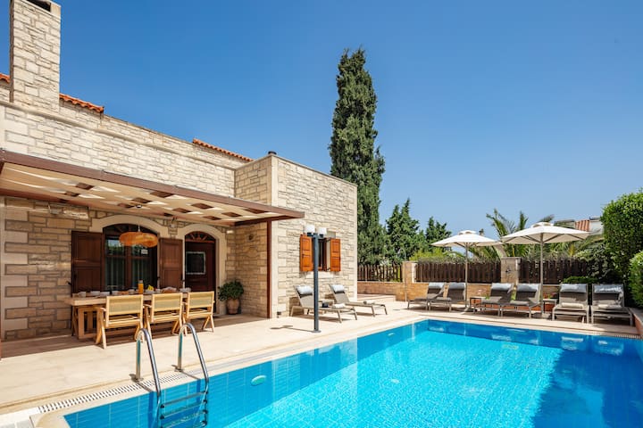 Villa Elia with heated pool, Atsipopoulo center