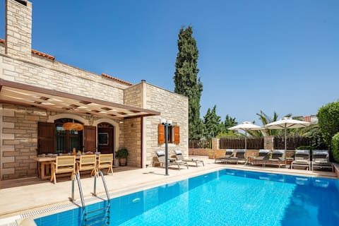 Villa Elia with heated pool, Atsipopoulo center