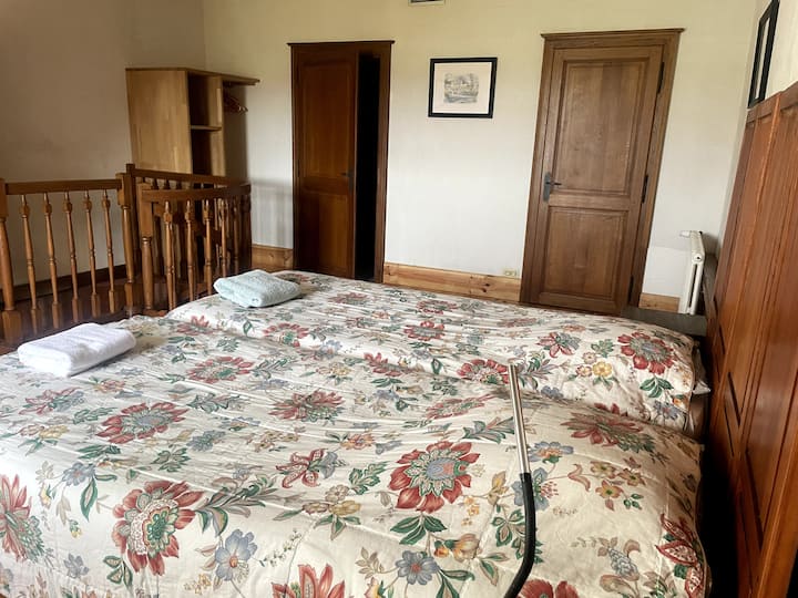 ch sika, ch para niños con baño con ducha (ducha, lavabo, sin inodoro), piso casero de ciervo.  En comunicación directa con la ch de la bichette por una escalera de colimacon (sin puerta)