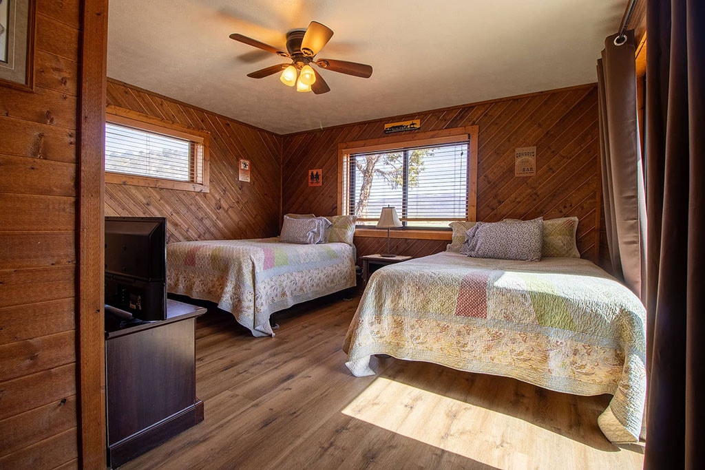 ห้องนอนที่สองของเราอยู่ด้านหลังบ้านมีตู้เสื้อผ้าทีวีเตียงควีนไซส์ 2 เตียงห้องน้ำในตัวและทางเข้าประตูกระจกบานเลื่อนไปยังดาดฟ้าและอ่างน้ำร้อนที่น่าตื่นตาตื่นใจของเรา