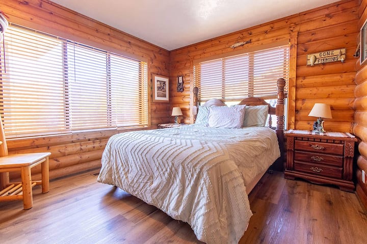 تحتوي غرفة نومنا الأولى في الطابق الرئيسي على سرير بحجم كبير ومنضدتين ليليتين ورف ملابس وتلفزيون.