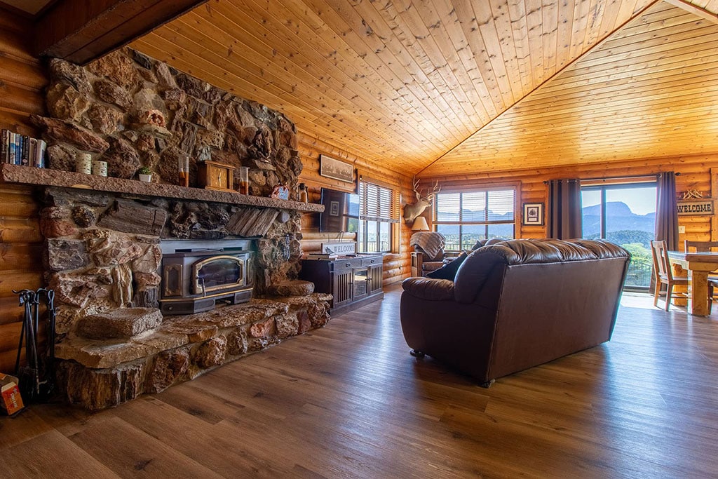 พักผ่อนสบายๆริมกองไฟหรือผ่อนคลายไปกับการแสดง ส่วนของเรายังมีโซฟาเบดสำหรับพื้นที่นอนเพิ่มเติม