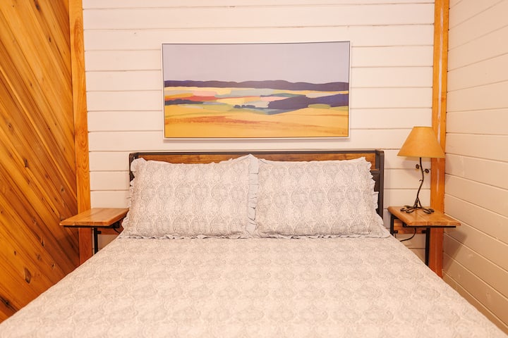 Chumba cha 2 cha kulala kina vitanda vya ukubwa wa juu vilivyo na matandiko na mashuka mapya