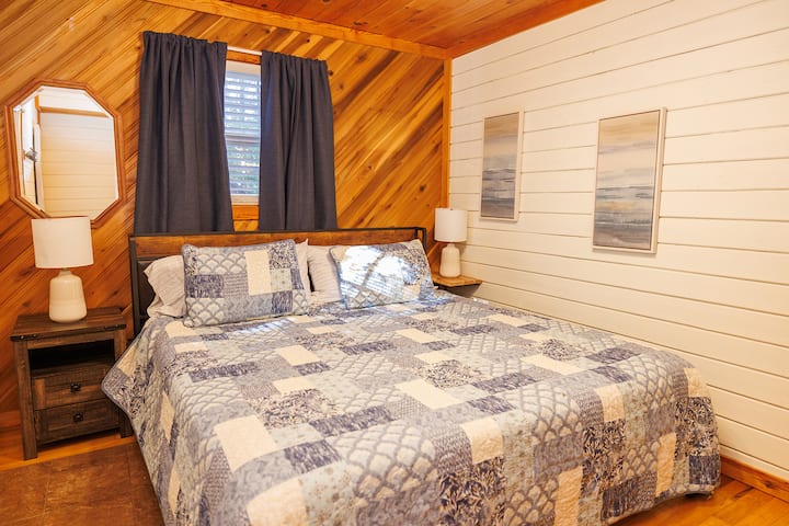 Kitanda kipya cha King na mashuka kwa ajili ya starehe yako.