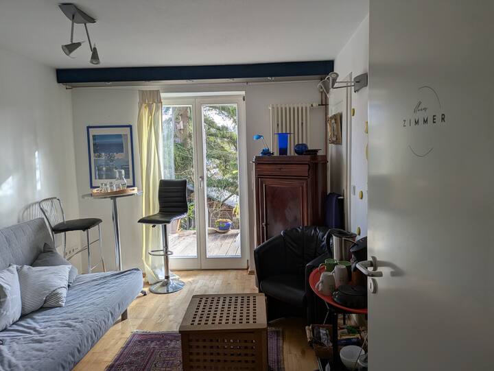 Mashine ya kutengeneza kahawa na birika la chai viko tayari kwa ajili yako
Sebule yako ya kibinafsi yenye kitanda cha ziada cha sofa na ufikiaji wa mtaro