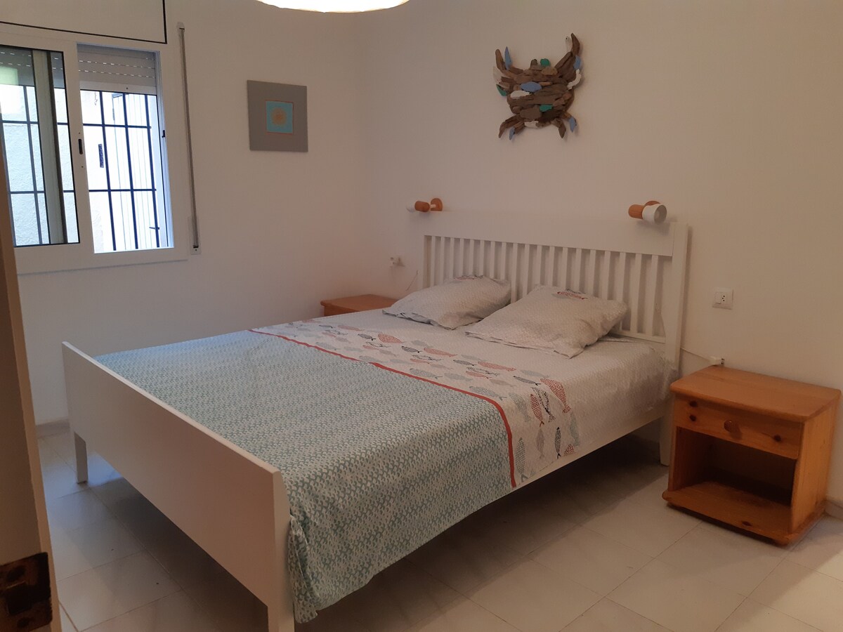 Spálňa so sprchovacím kútom a vlastným WC