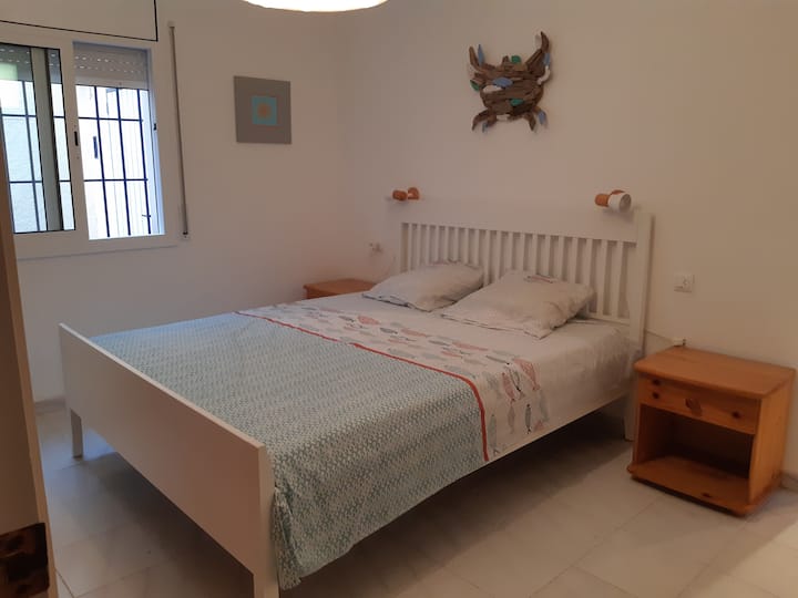 带淋浴间和独立卫生间的卧室